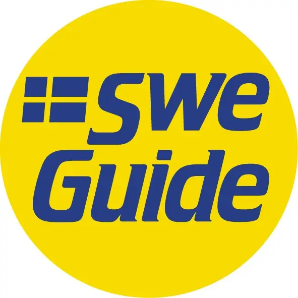 Logotype för SweGuide, gul cirkel med en svenska flagga i vänster hörnet bredvid texten